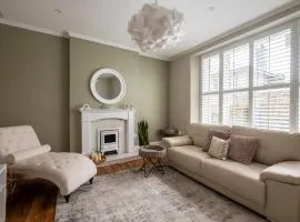 Luxury Tenby Old Town Retreat just 1-minute to Beach with Parking