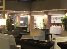 Hotel The Grand Inn Lahore, hotel near Allama Iqbal International Airport - LHE, Lahore
