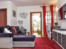 Chic City Apt with attached Private Bath 5km toUN