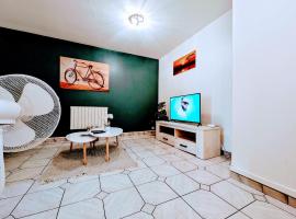 Spacious and comfortable apart with terrace in downtown, hotel in Evry-Courcouronnes