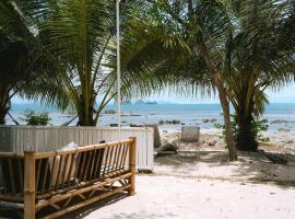 Three Palms - Beach Front Tiny House By Sp Villa, tiny house in Amphoe Koh Samui