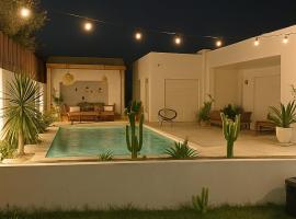 Villa Benbienn piscine iptv Billard américain wifi illimité très bon emplacement, ξενοδοχείο σε Taguermess