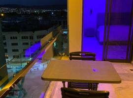 Luxueux - Vue imprenable - Fes City Center - à 2 min du parc de champs de course, apartment in Fès