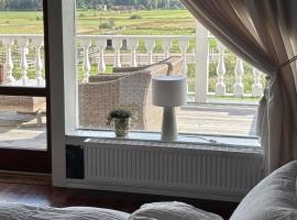 Annas g&aring;rd, stall & pensionat, hotel con pileta en Fj&auml;r&aring;s