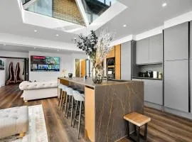 Superb Luxury 3 Bedroom House - Garden - Parking - Outdoor Playground 17P