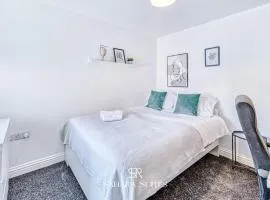 Spacious 6BR Home - Contractors stay - Sleeps 12 - Walk to Fratton - Parking