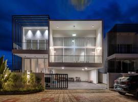 Crystal Blue Villa by StayJadePrivatePoolVegFood, Hotel in Dod Ballāpur