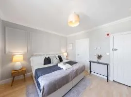Modern King Bed WiFi Kitchen Perfect for Long Stay