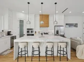 3Story Luxury Townhome Near Downtown Oak Lawn