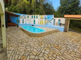 Paraty dos Sonhos com piscina e vista para a serra e ar condicionado