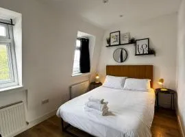 Townhouse Studio with Kitchen & Ensuite - Great Location