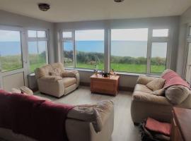 Large Seaside Cottage with Outstanding Views، فندق في Gyleen