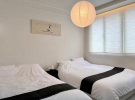 Cozy 2F House in Suwon 수원 단독주택 2층 YeoMinJae 여민재, habitación en casa particular en Suwon
