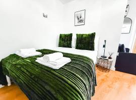 Chic Studio, Free parking, Sleeps 2, hotel en Pudsey