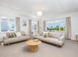 Spacious 3-bedroom Home In Roslyn With Views