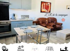 Charmante maison avec terrasse, casă de vacanță din Saint-Omer-Capelle