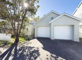 Stylish 4BR Haven w Golf Course Views by the Sea