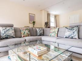 Pass the Keys Spacious family home in Surrey, hotel in Addlestone