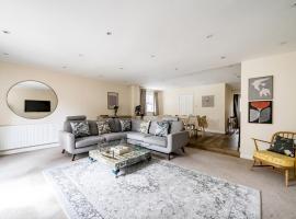 Spacious Surrey Family Home with Free Parking - Pass the Keys, hotel di Addlestone