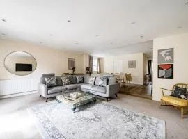 Spacious Surrey Family Home with Free Parking - Pass the Keys