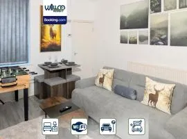 Spacious 3 Bedroom House By WillCo Property Short Lets & Serviced Accommodation Leicester With Games, Parking and Projector