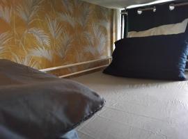 Male dorm shared room daily stay from 8 pm to 10 am, hotel in Bobigny