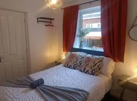 Beach Apartment - Sleeps 4 Garden & Parking