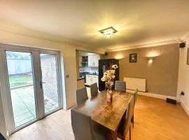 3 Bed Semi - Sleeps 5 - Wifi - Private Garden & Parking - Pets Allowed