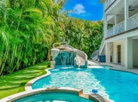 Tropical Hideaway - Luxury home near dining & beach