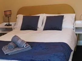 Apartment - Sleeps 5 Free parking & Sun terrace