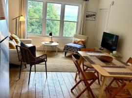 Private duplex on Hudson River, hotel in Coxsackie