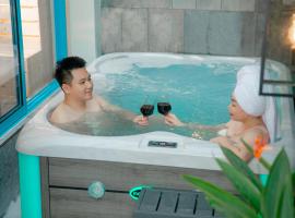 Ha Long New Villa 3BRS - nearby beach - Pool & Sauna, hotel in Ha Long