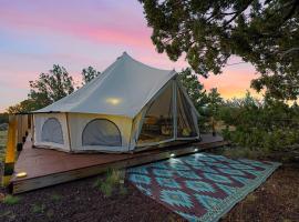 Spacious Bell Tent Retreat-Sleeps Up to 4 Guests, tenda de luxo em Valle