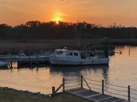 K9999 Sawyers Lodge - Historic Home on the Sound, Pool, Boat Launch, Kayaks!