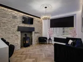 RoyalMileLUXE - 2BR Apartment with Freestanding Bathtub