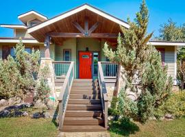 Clutter Falls Retreat - Main House, hotel in Gruene