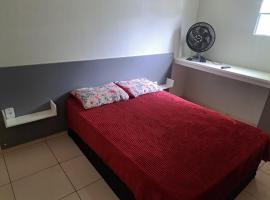 Quarto confortável com armário smart tv e ventilador, hotel in Montes Claros