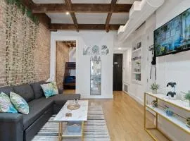 Chic Penthouse with bus stop at doorstep - 15 Minutes to NYC - Sleeps 6 comfortably