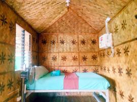 Hilltop chalet, with AC, private bathroom, kitchen & balcony with views, chalet a Coron