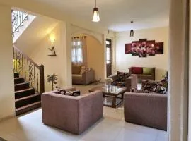 Vithum Villa - Kandy Home with Balcony View and Parking