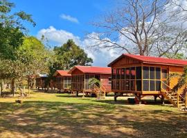 Carmelita River Cabins, hotel di Carmelita