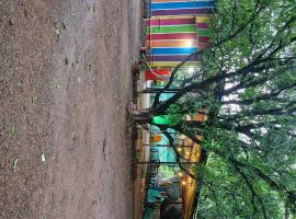 Quietude, hotel in Khalapur