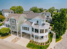 Luxury Home with Harbor Views Hot Tub Walk to North Beach Dog Friendly, ξενοδοχείο σε South Haven