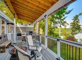 Outdoor Kitchen and Canal Views Cabin in Quilcene!, hotel v destinaci Seabeck