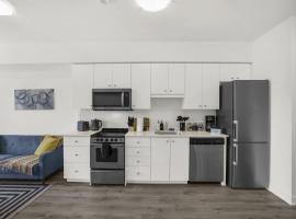 Stylish 1BR Condo in Prime Location with Parking and Wi Fi, hotel in Kitchener
