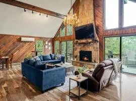 Sky View Chalet by AvantStay Stunning Interior Spacious Deck Hot Tub View