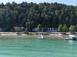 Trader Scott's - Lakefront And Gorgeous!, hotel v destinaci Frankfort