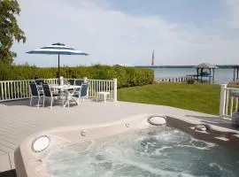 Katies Cottage Lakefront Stay with Hot Tub and Kayaks