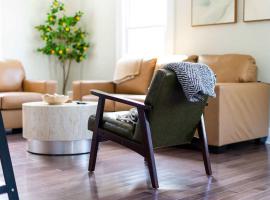 Jefferson & Grounds 3BR Steps from HWS and Hot Tub, ξενοδοχείο σε Geneva