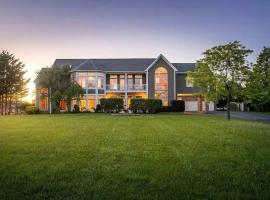 Luxury Lakeview Retreat Hot Tub Gym & Theatre, luxury hotel in Grange Landing